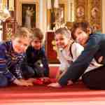 Ukrainalaislapsia pääsiäismunakisassa 2 Pyhän Kolminaisuuden kirkossa 2023