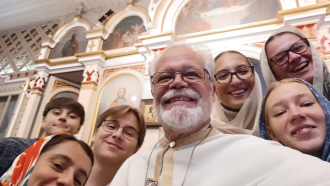 Isä Heikki Huttunen ja nuoret kirkossa 2025 Kuva Heikki Huttusen oma albumi.jpg