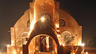 Anaforan vanha kirkko iltavalaistuksessa