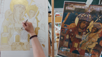 Anne Pylvänäinen maalaa J.äidin ylistys -ikonia -