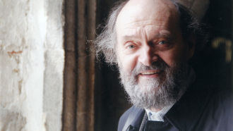 Arvo Pärt katsoo kameraan lähikuvassa
