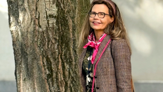 Elina Kahla puun vieressä ulkona