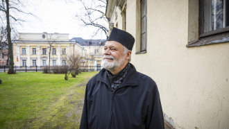 Rovasti Heikki Huttunen kirkon pihalla