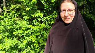 Igumenia Ksenia ulkona kesällä