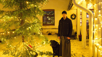 Isä Nasari Valamon pihamaalla 2025