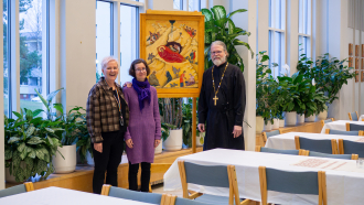 Joulumaa-ruokailun Katja Kanninen,, kanttori Minna Bovellan-Järvinen ja isä Marko Mäkinen