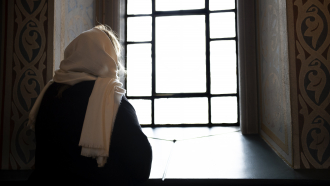 Nainen Tampereen ortodoksisessa kirkossa