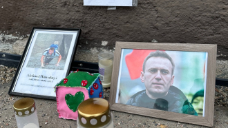 Kuvia ja kynttilöitä 	Navalnyin muistopaikalla Kajaanissa 2024 