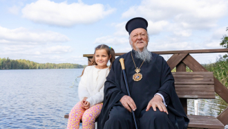 Patriarkka Bartolomeos ja ukrainalainen tyttö Kaunisniemessä 2023