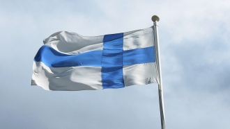 Suomen lippu liehuu tuulessa