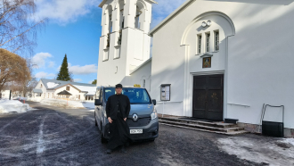 Kuuliaisuusveli Tobias ja luostaritaksi Valamon luostarin kirkon edessä 2024