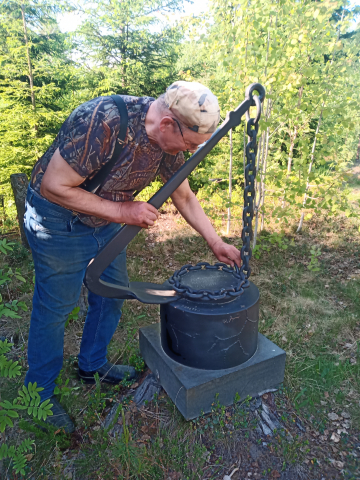 Lauri Karhapää esittelee käsitöitään