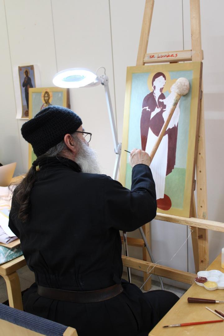 Ikonimaalari ja ortodoksipappismunkki isä Luukas maalaa ikonia Valamon opiston luokassa