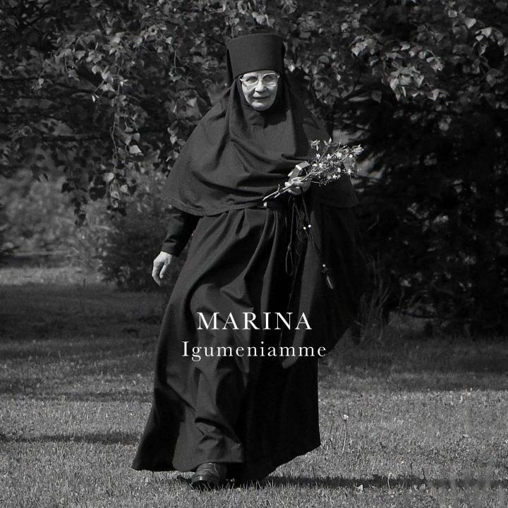 Marina igumeniamme -kirjan mustavalkoinen kansi, johon on kuvattu Lintulan luostari igumenia Marina