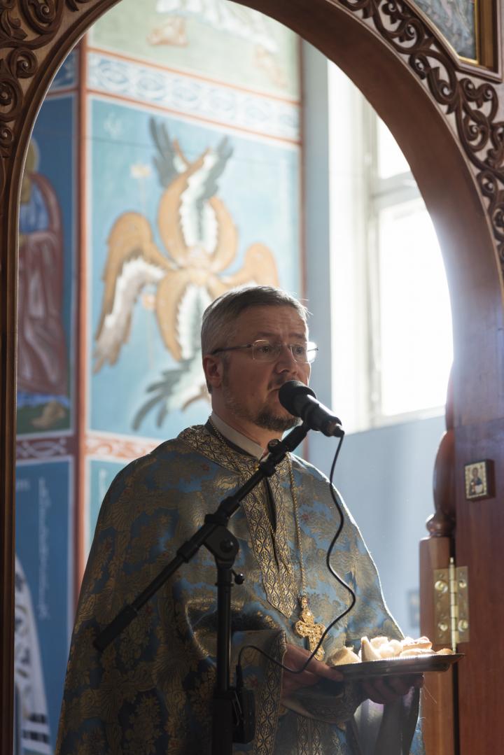 Ortodoksipappi Mikael Sundkvist puhuu Tikkurilan ortodoksisessa kirkossa 2022