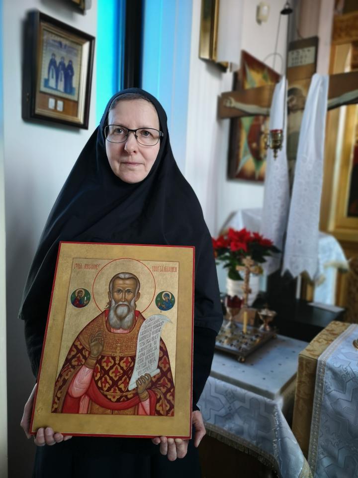 Lintulan luostarin nunna Ksenia pitelee käsissään pyhän Johannes Kronstadtilaisen ikonia