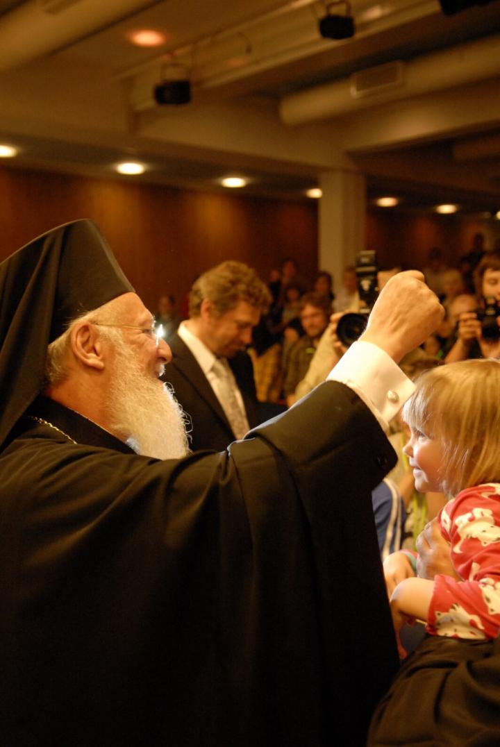 Patriarkka Bartolomeos Suomessa 2010 siunaa lapsen