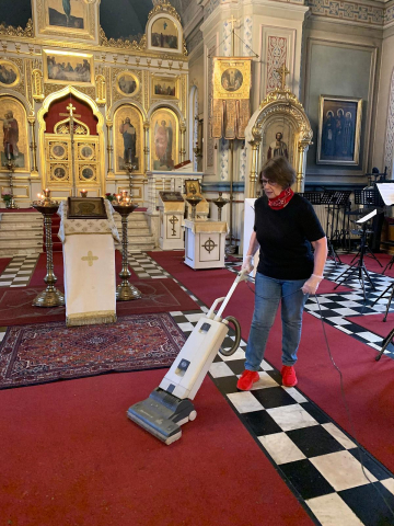 Pirjo Kostiainen siivoaa Tampereen ortodoksista kirkkoa K