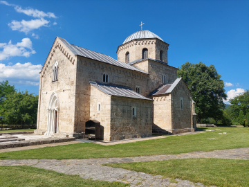 Serbian viererailulla nähty pyhäkkö Gradac 