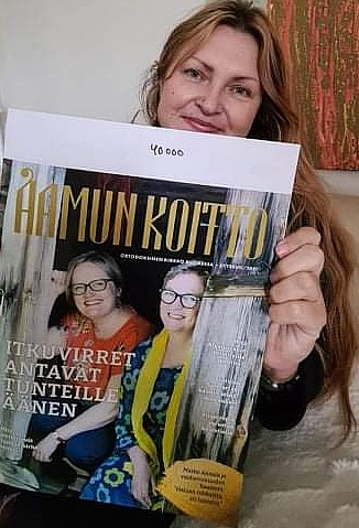 Päätoimittaja Susanna Somppi sai järjestyksessä toisen, valtakunnallisen Aamun Koiton lämpimäiskappaleet käsiinsä 