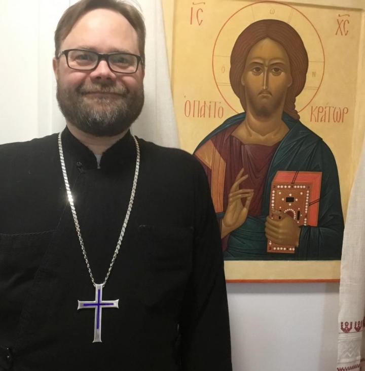 Ortodoksipappi, isä Teemu Toivonen kuvattuna ikonin edessä