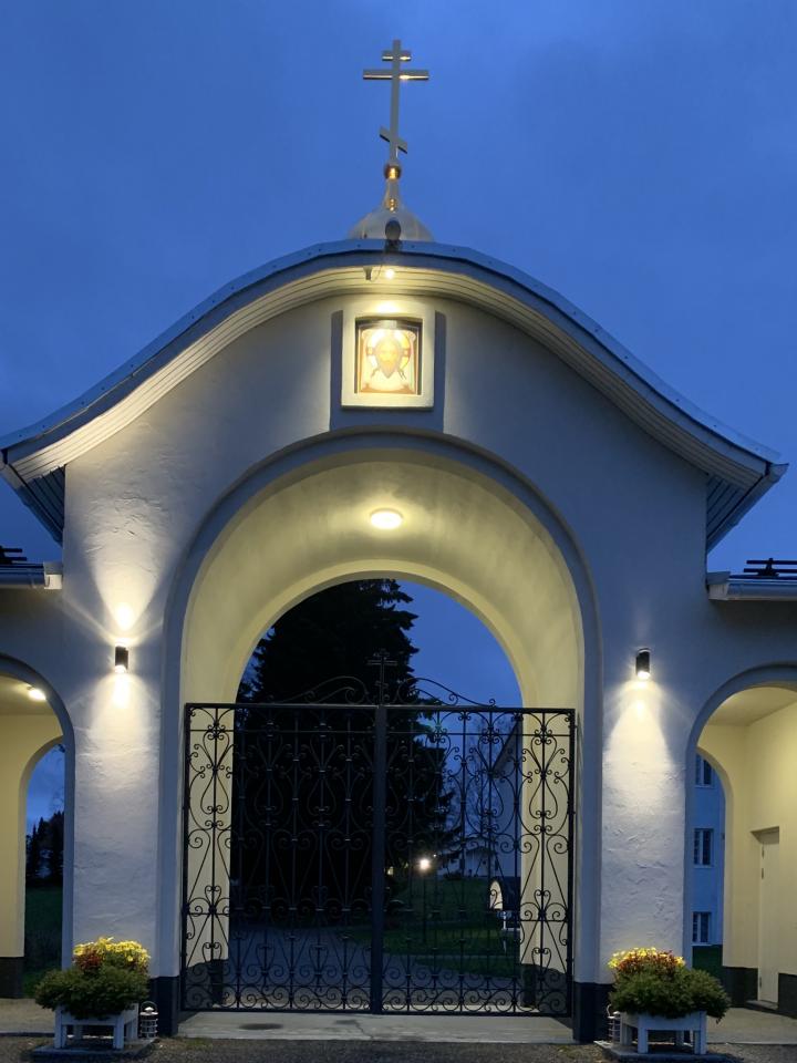 Valamon ortodoksisen luostarin portti iltahämärässä