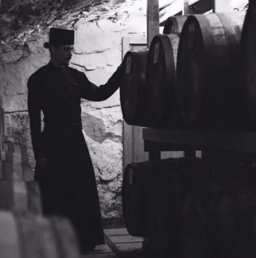 Isä Nasari Valamon luostarin viinehtimössä