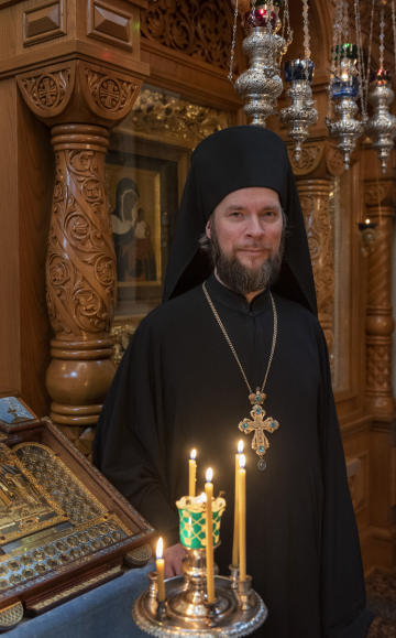 Valamon luostarin johtaja, arkkimandriitta Mikael Valamon luostarin pääkirkossa