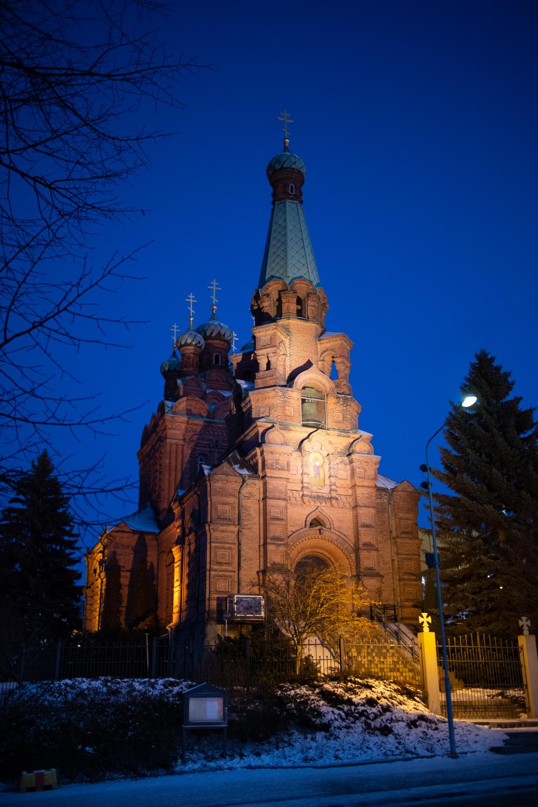 Tampereen_ortodoksikirkko_iltavalaistuksessa