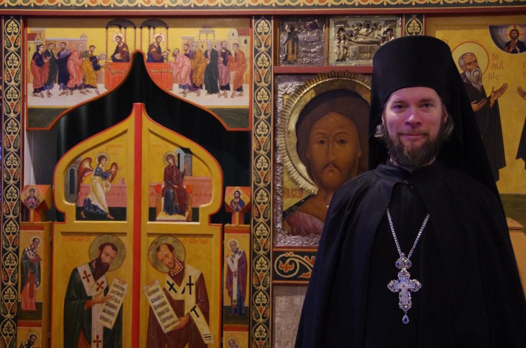 Valamon luostarin johtaja arkkimandriitta Mikael seisoo luostarin Talvikirkon ikonostaasin edessä