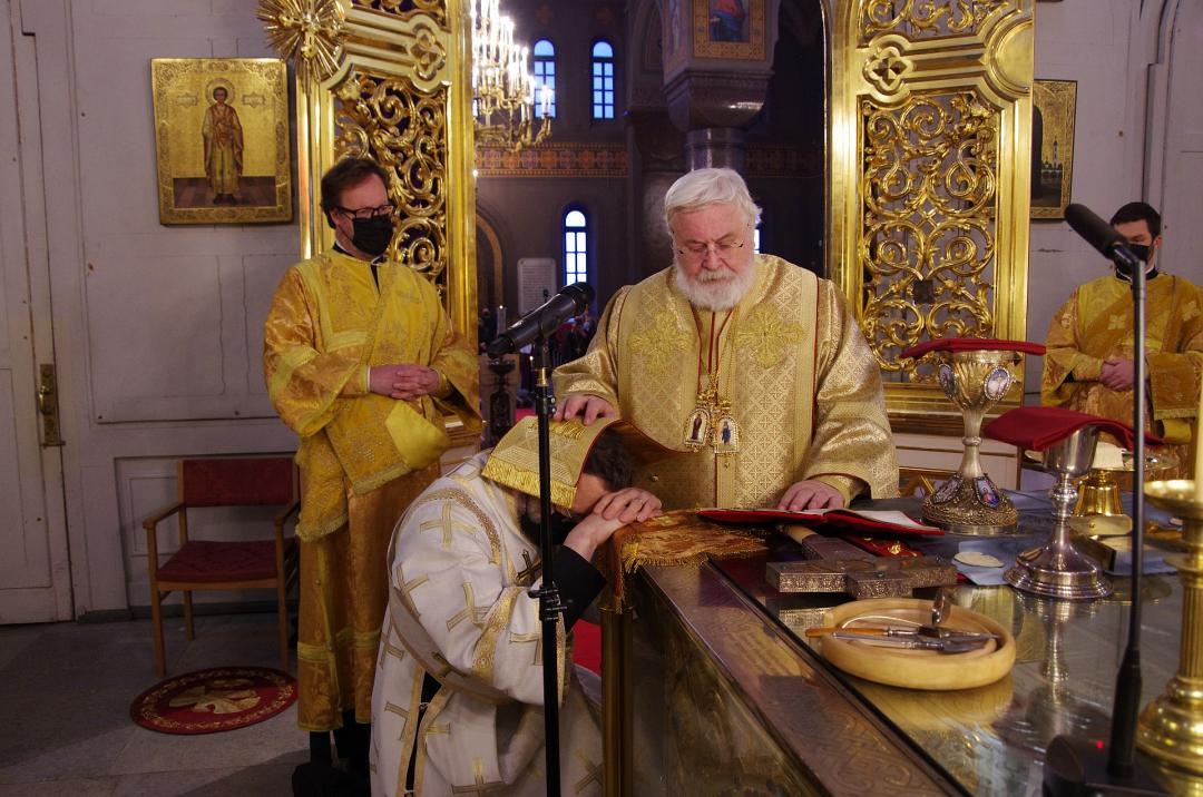 Kirjailija Joel Haahtela ja Suomen ortodoksisen kirkon arkkipiispa Leo Uspenskin katedraalin alttarissa rukoilemassa diakoniksi vihkimyksen aikana