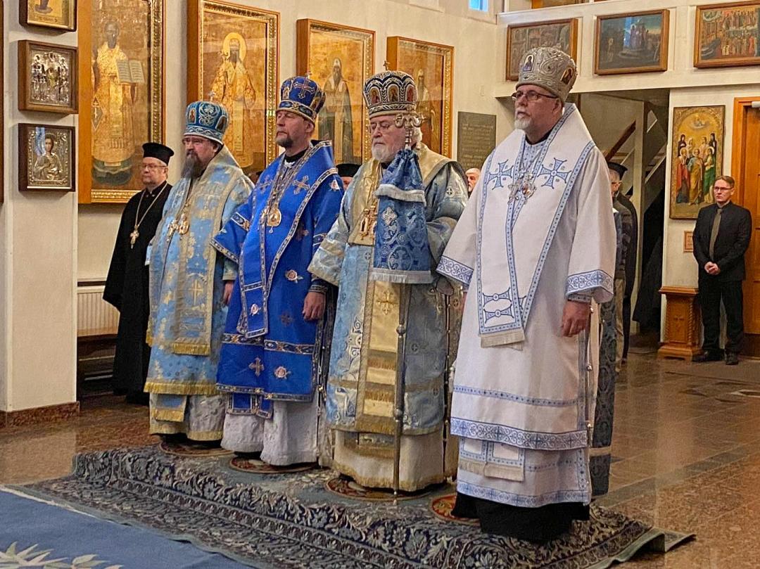 Arkkipiispa Lep sekä Suomen ortodoksisen kirkon muut toimessa olevat piispat seisovat  kotkamatoillaan Valamon luostarin kirkossa vuonna 2022