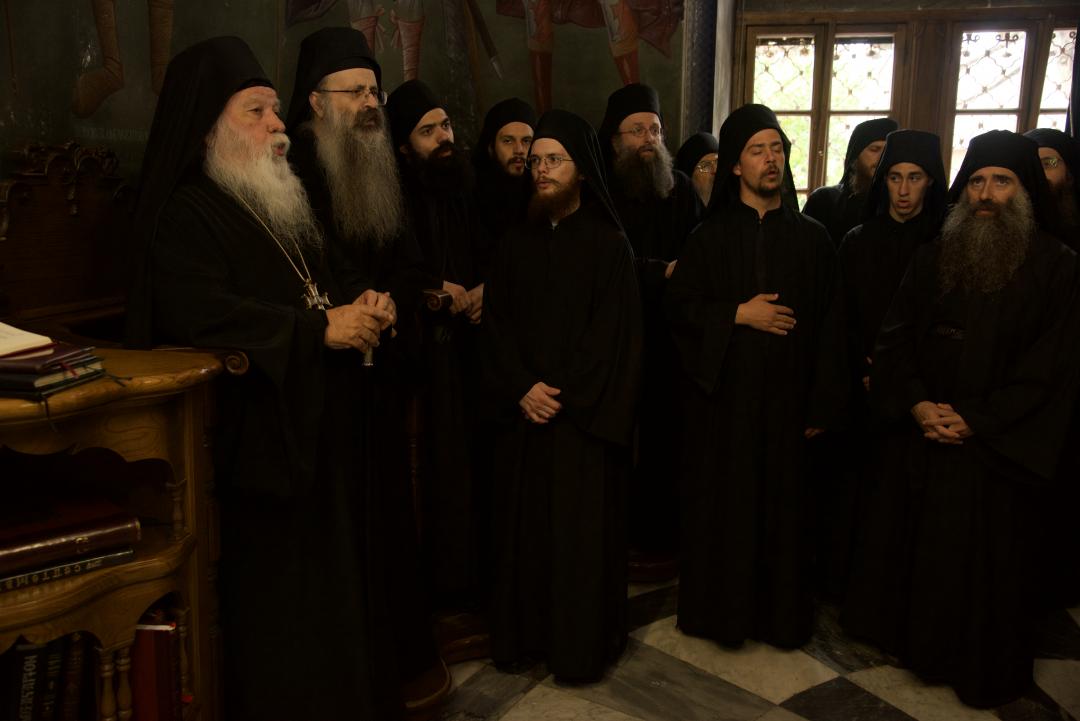 Athos-vuoren Ksenofontoksen luostarin veljestö laulaa johtajansa, arkkimandriitta Aleksioksen johdolla