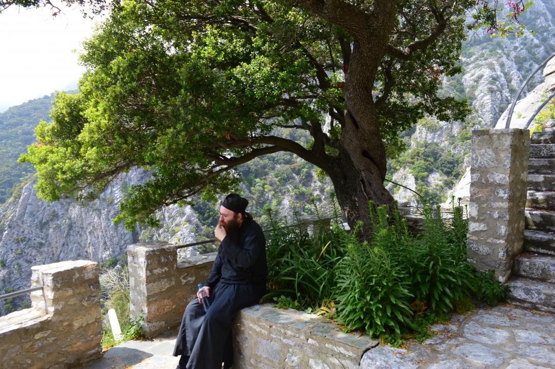 Pappismunkki Damaskinos Ksenofontoslainen levähtää vaelluksen lomassa Athos-vuorella Kreikassa