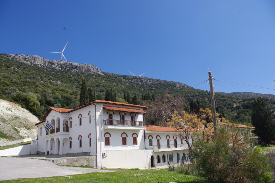 Pyhän Nikolaoksen luostarin läheisyyteen on rakennettu tuulivoimaloita Evialla Kreikassa.