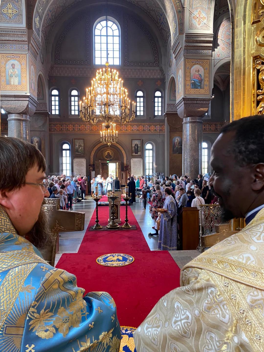 Haminan piispa Sergei ja piispa Neofitos Kenia Uspenskin praasniekassa 2022