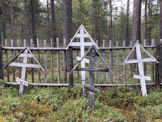 Luonnontilassa oleva ortodoksinen hautausmaa hautaristeineen