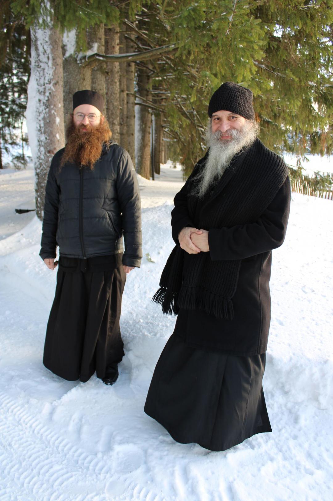 Mustiin viittoihin pukeutuneet ortodoksipappismunkit Damaskinos Ksenofontoslainen ja ikonimaalari Luukas seisovat Valamon luostarin lumisella kuusikujalla 