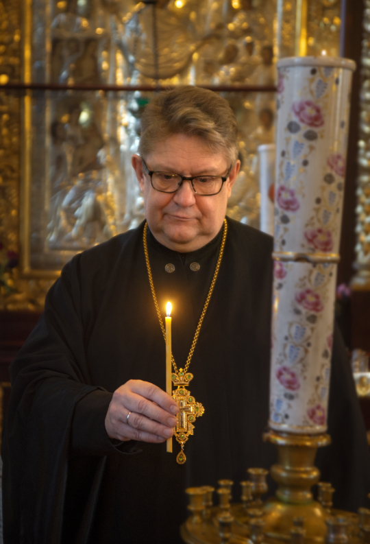 Kirkkoherra Markku Salminen sytyttää tuohuksen