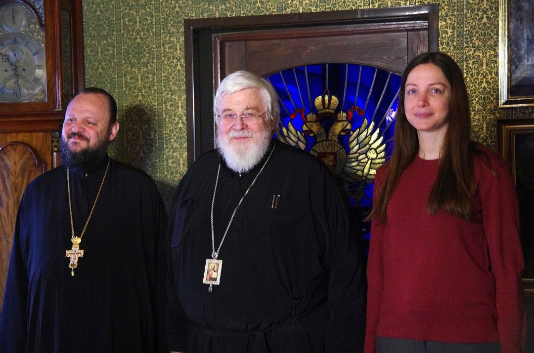 Arkkimandriitta Meletius, arkkipiispa Leo ja Sara Savva Valamon luostarin kirkossa 2023