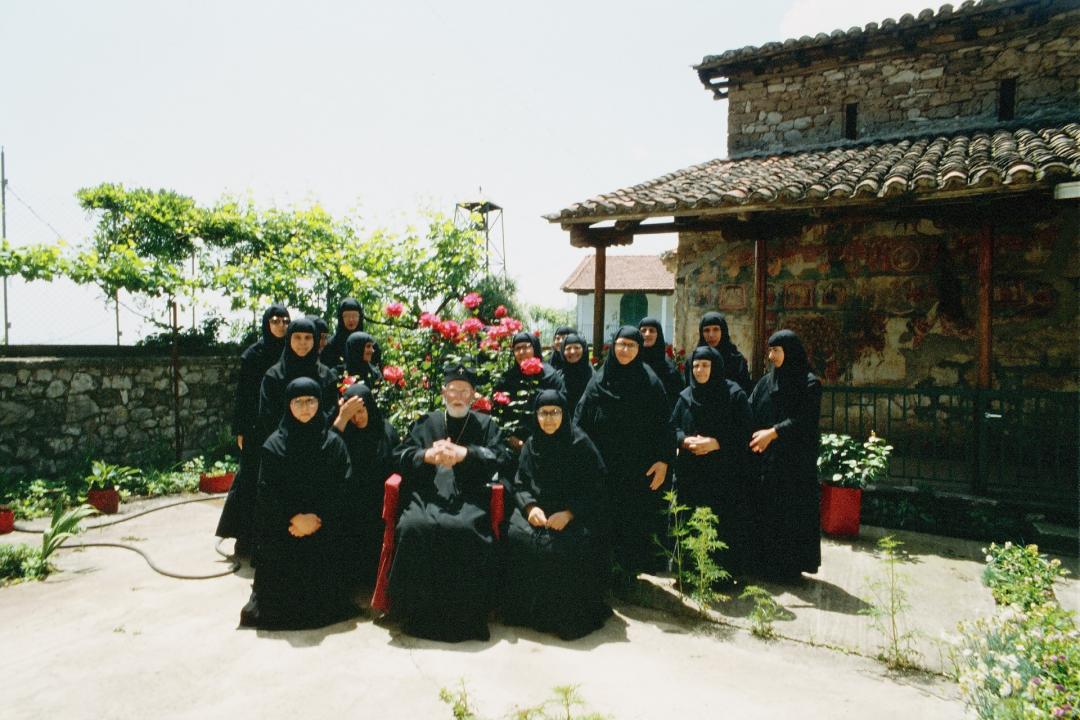 Nunna Kristoduli ja arkkipiispa Paavali yhteiskuvassa Bytouman luostarin sisariston kanssa.