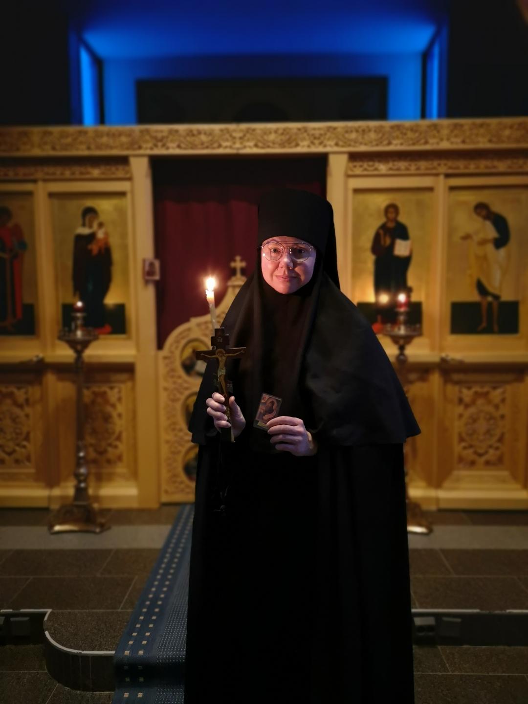 Nunna Siluana Lintulan luostarin kirkossa tuohus kädessään