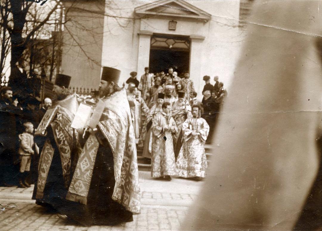Ortodoksinen ristisaatto Pyhän Kolminaisuuden kirkon editse vuonna 1903