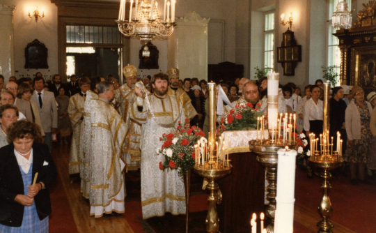 Pyhän Kolminaisuuden kirkossa toimitetaan jumalanpalvelusta 1980-luvulla