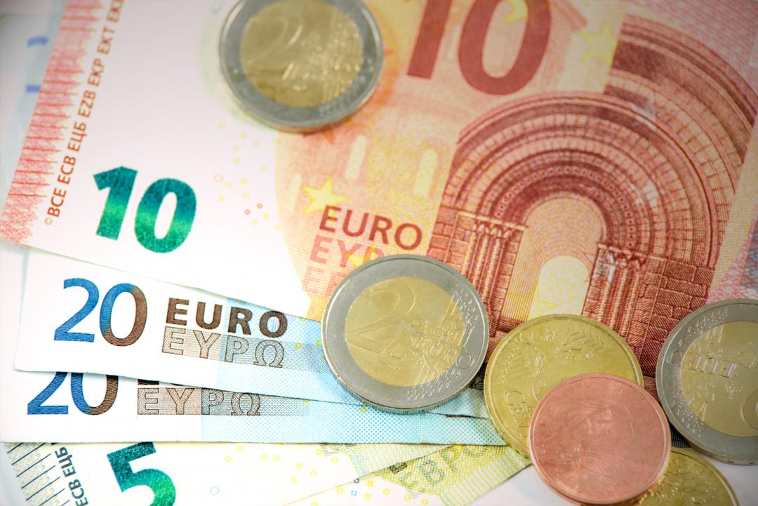 Käteistä rahaa euroja kolikkoina ja seteleinä