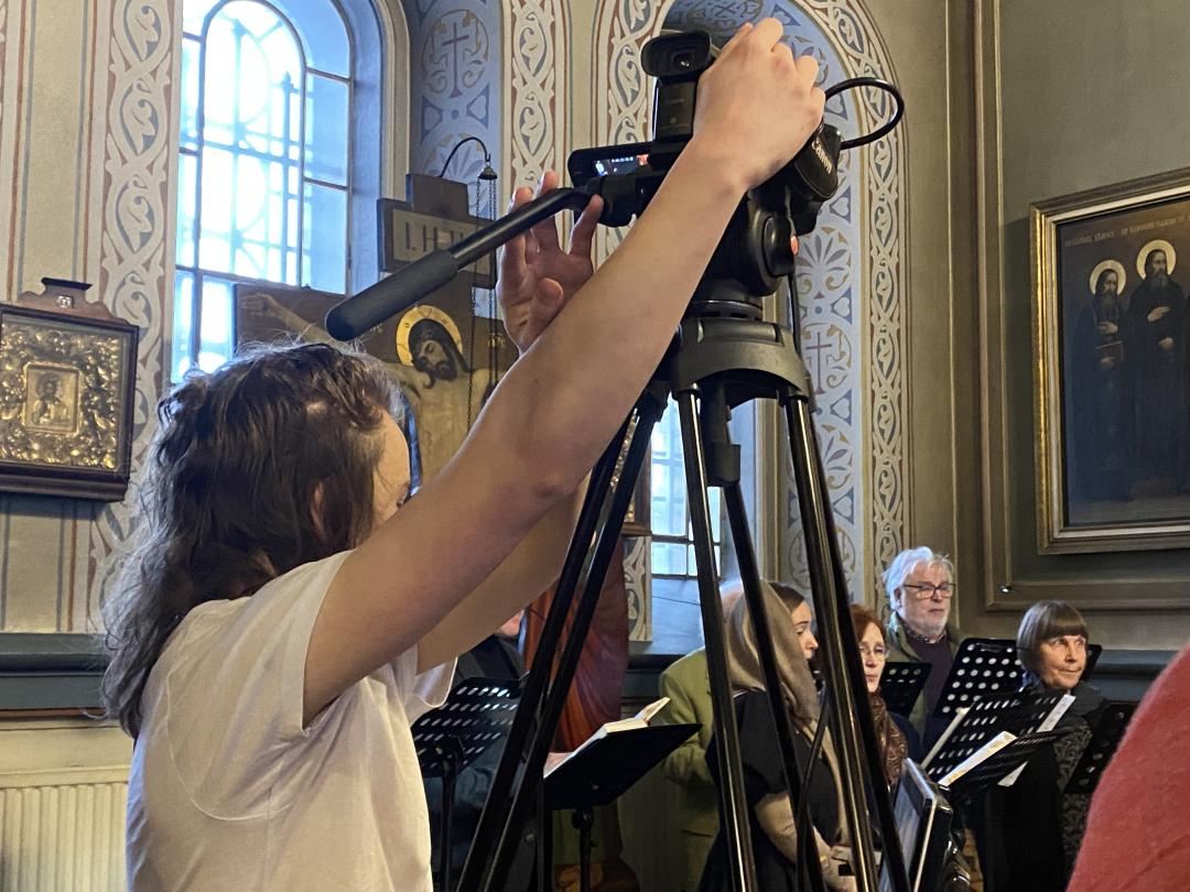 Nuoret striimaavat jumalanpalvelusta Tampereen ortodoksisessa kirkossa