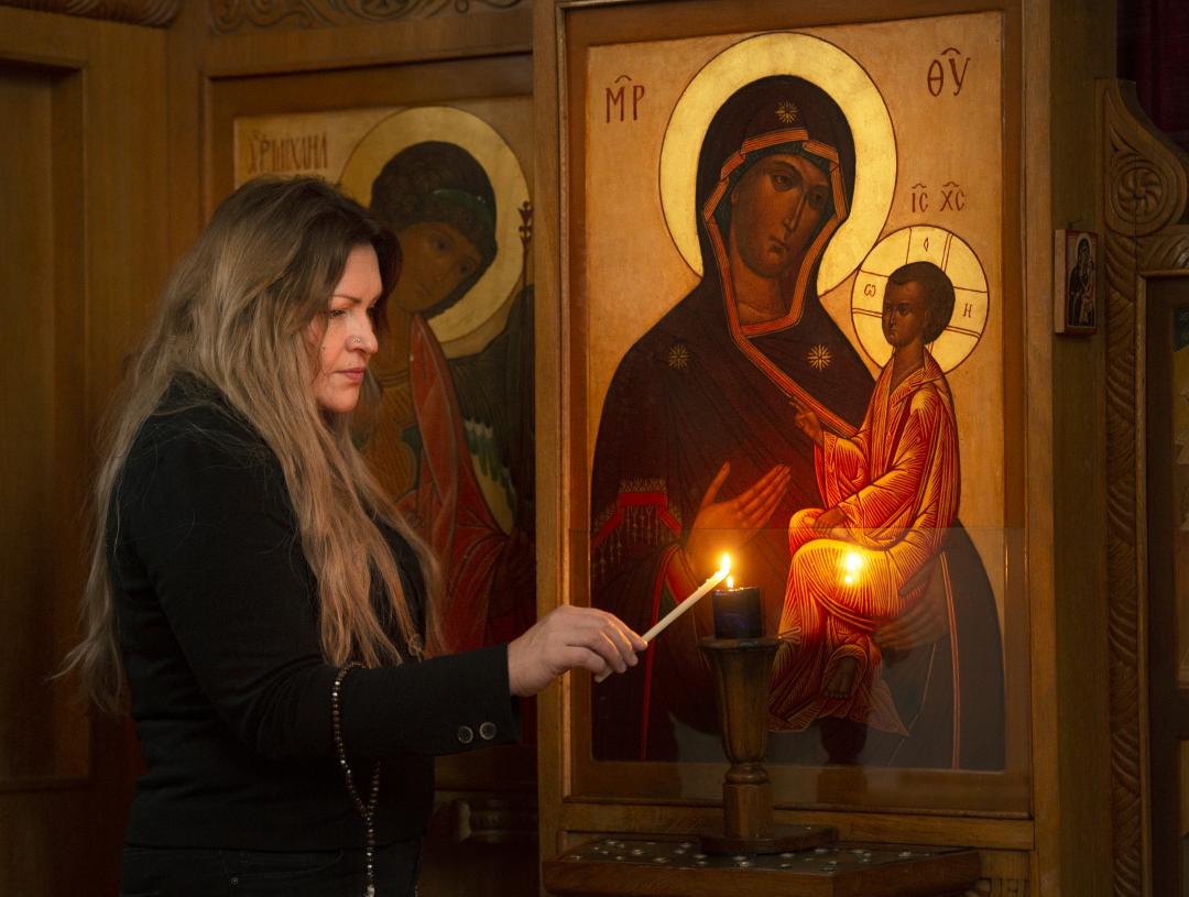 Nainen_rukoilee_ortodoksikirkossa