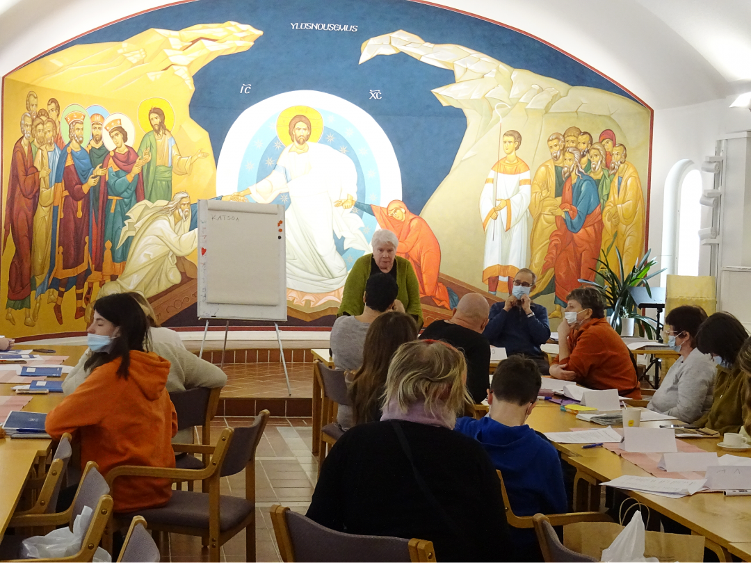 Ukrainalaisia pakolaisia suomen kielen kurssilla Kuopion ortodoksisessa seurakunnassa