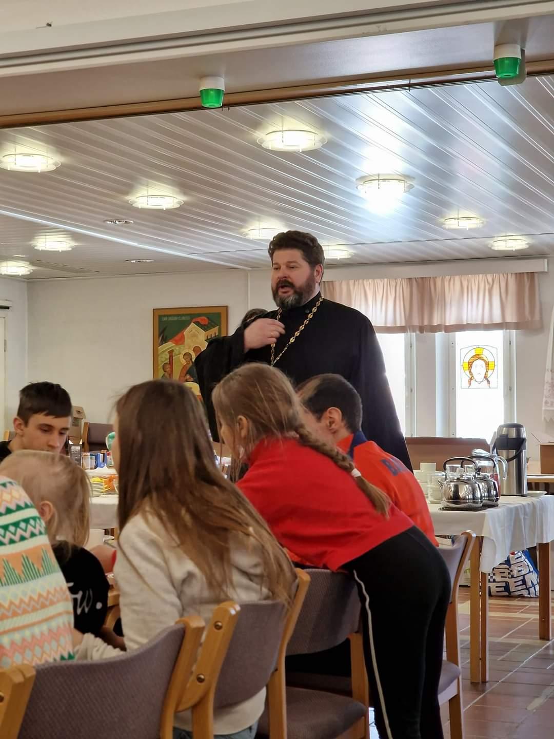 Ukrainalaisia pakolaisia Kuopion ortodoksisessa seurakunnassa kirkkokahveilla