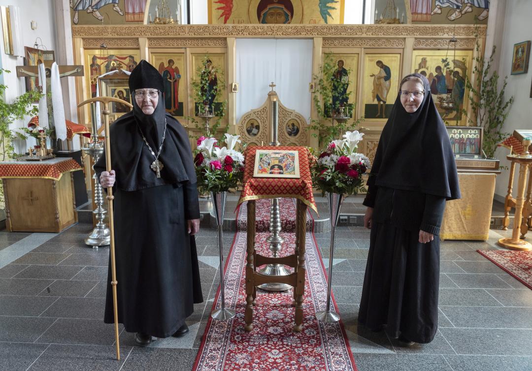 Lintulan luostarin johtaja Mikaela ja nunna Ksenia luostarin kirkossa